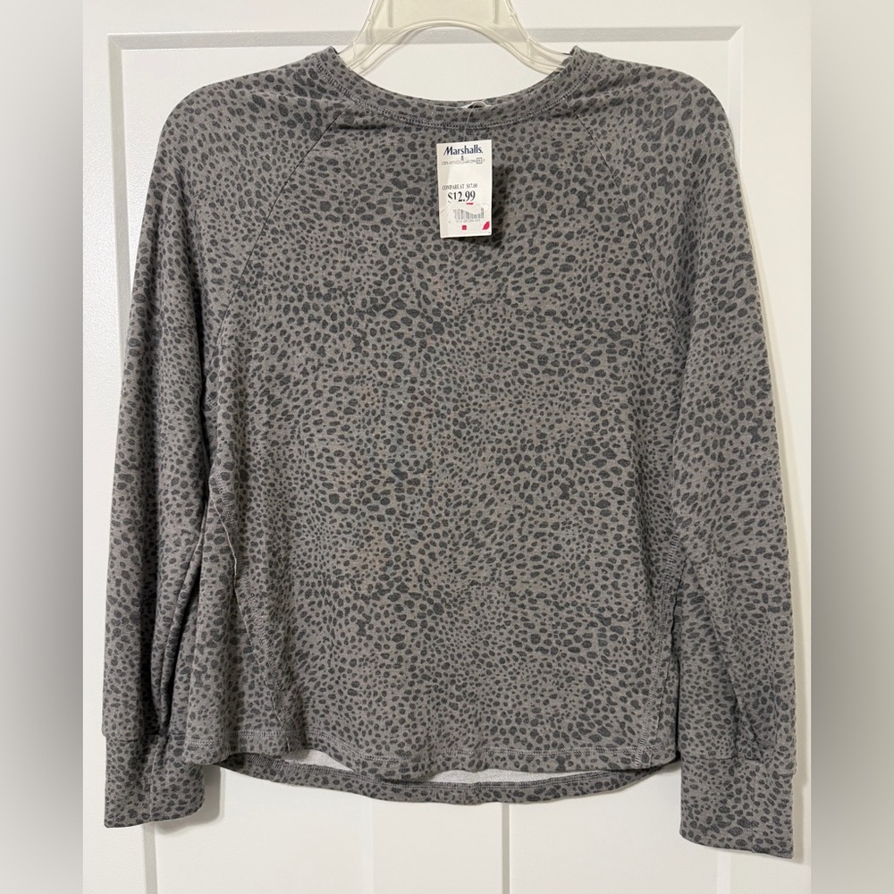 907: Kaileigh Gray Leopard-Print Crewneck Long Sleeve Tee Shirt - Small